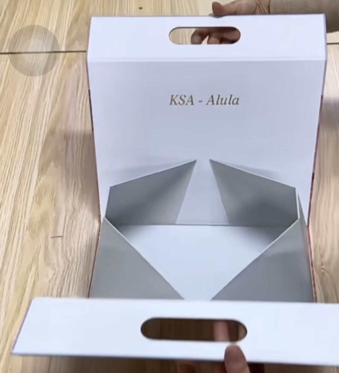 Isang touch molding ng portable perfume gift box